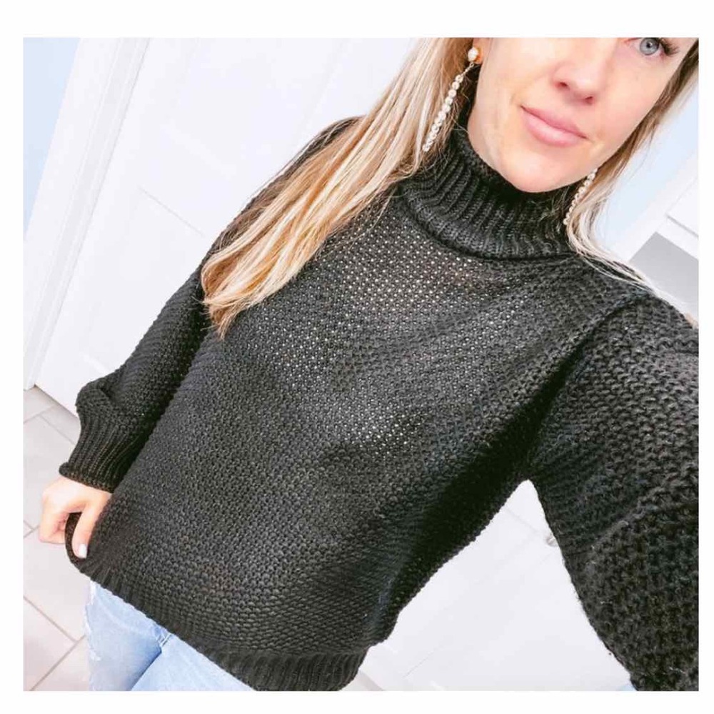 high collar sweater / turtleneck